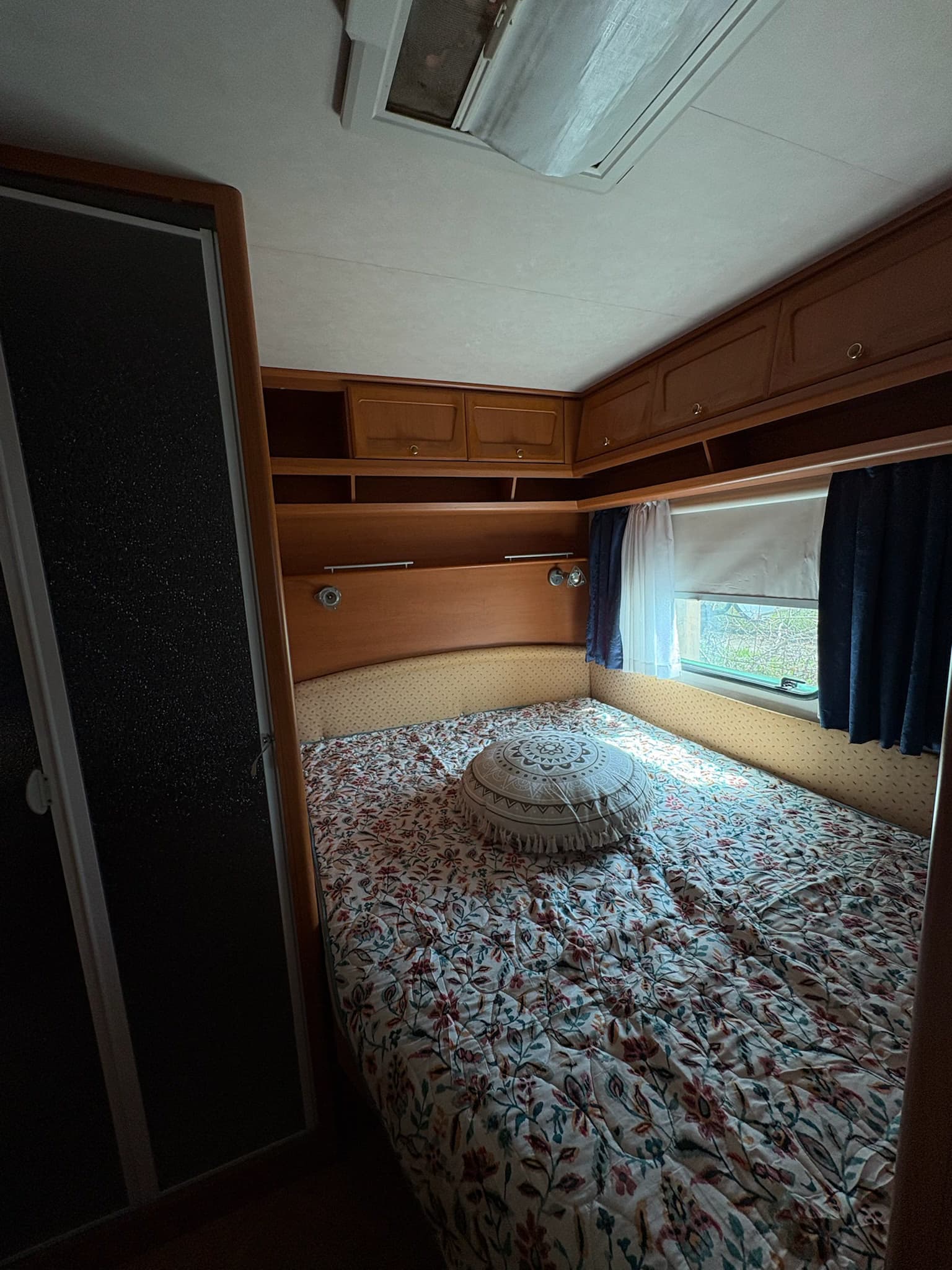 Спалнята на Elysium I — меки текстури и приглушена светлина