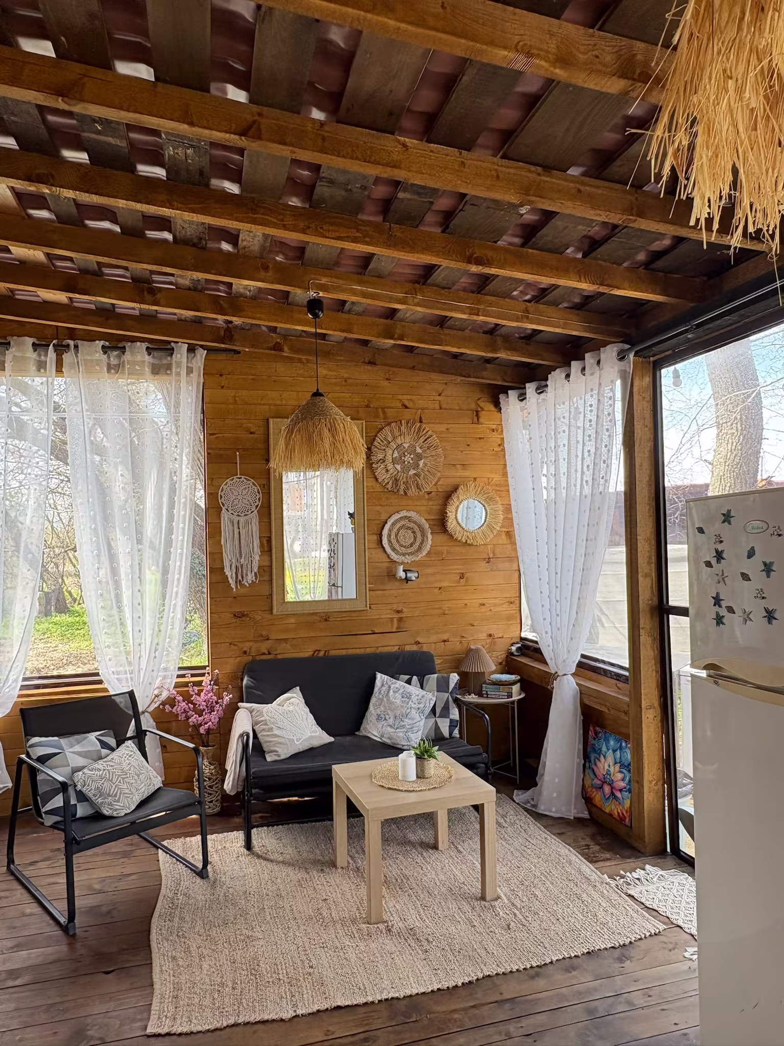 Дневната на ELYSIUM I — диван с възглавници, ловци на сънища и тюлени завеси