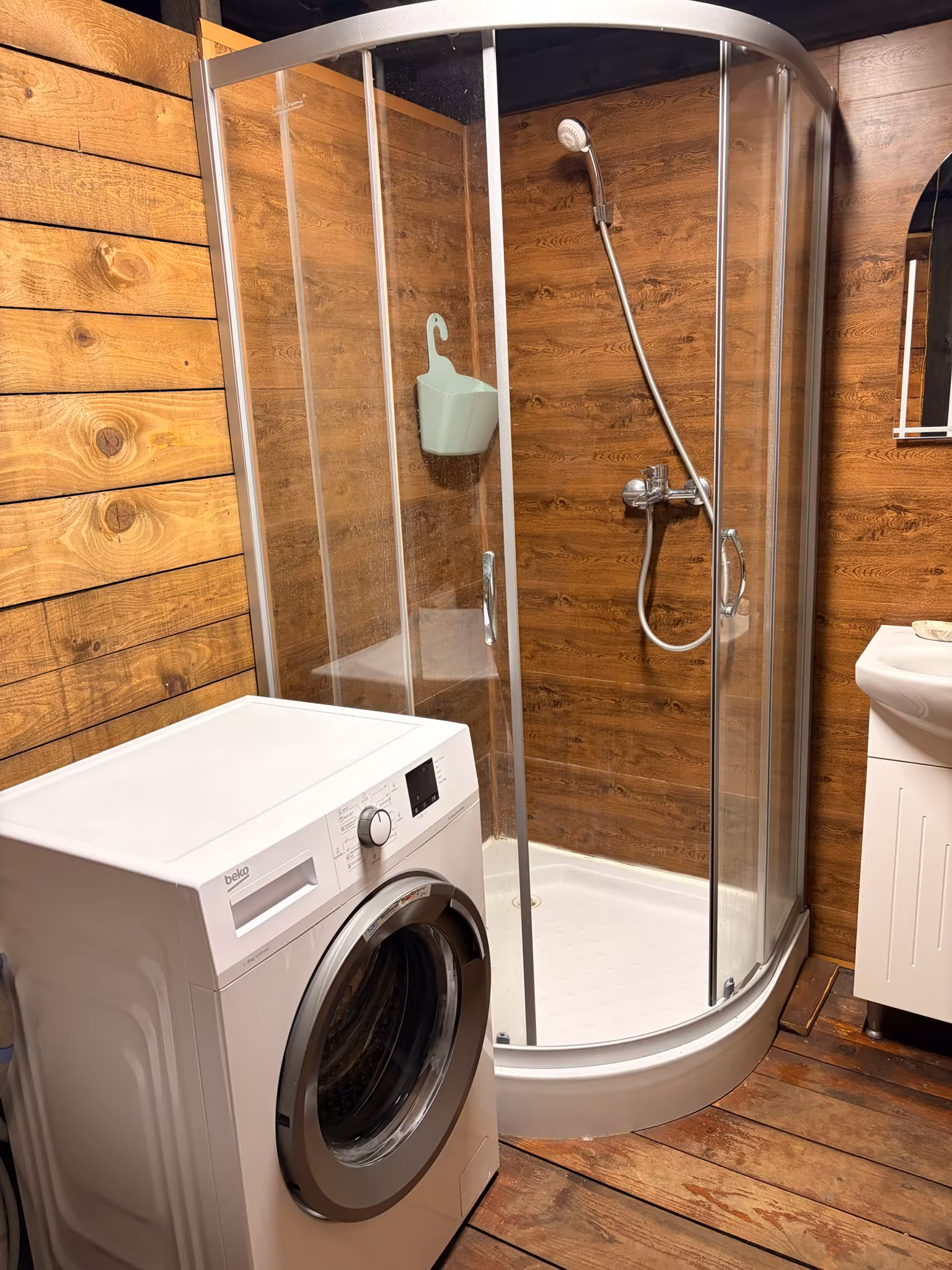 Банята на Elysium II — душ и интериор