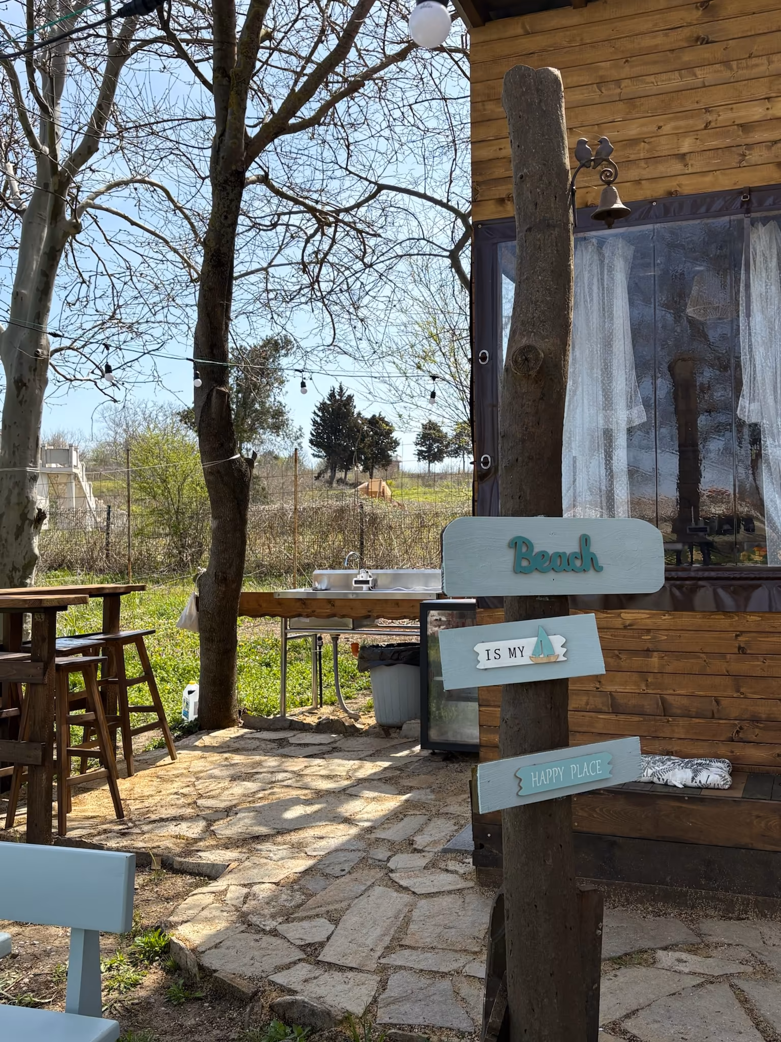 Детайли в ELYSIUM II — плетени и дървени текстури в светлина от прозореца