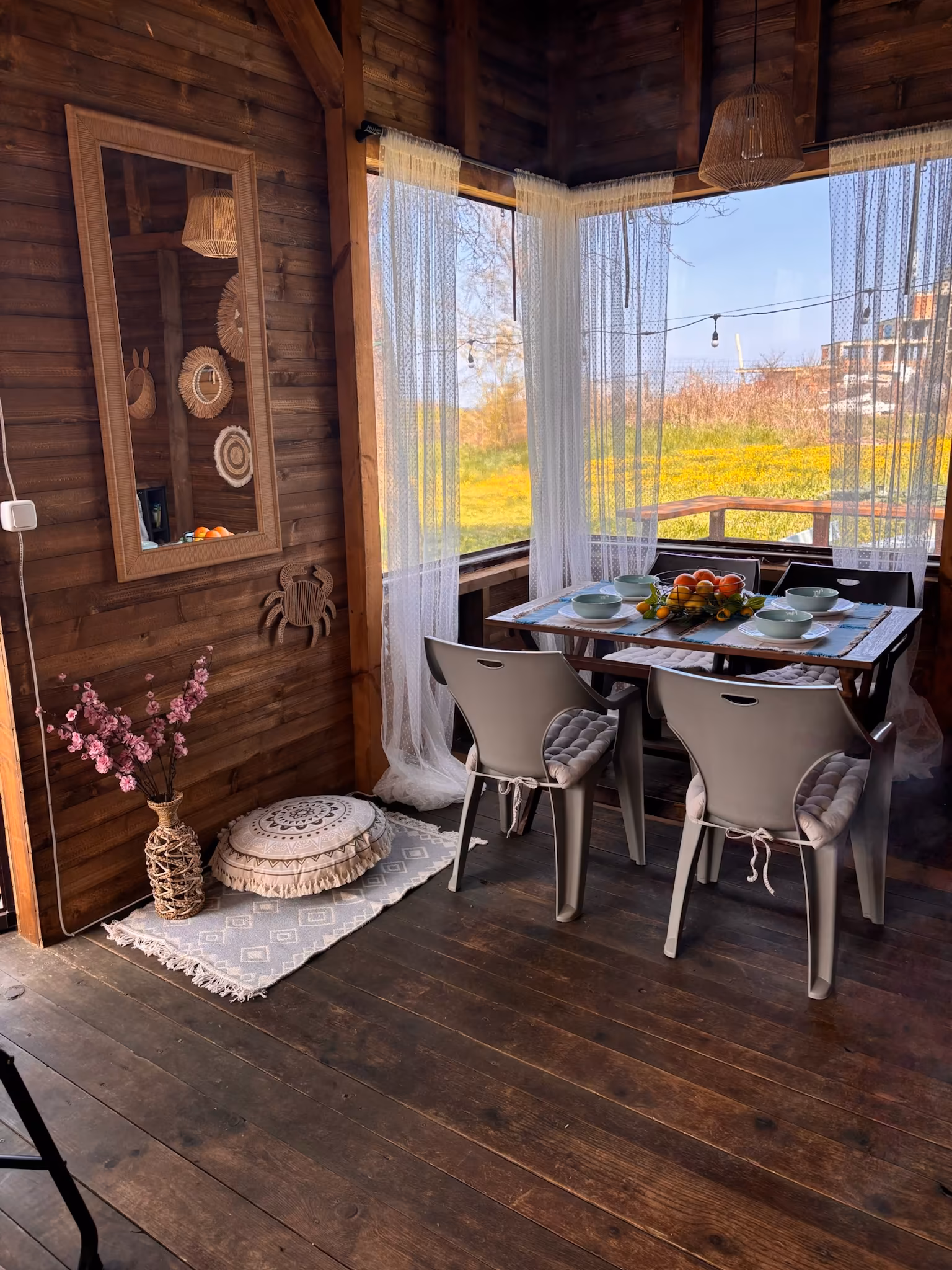 Дневната на ELYSIUM II — плетен фотьойл и светлина през прозорците