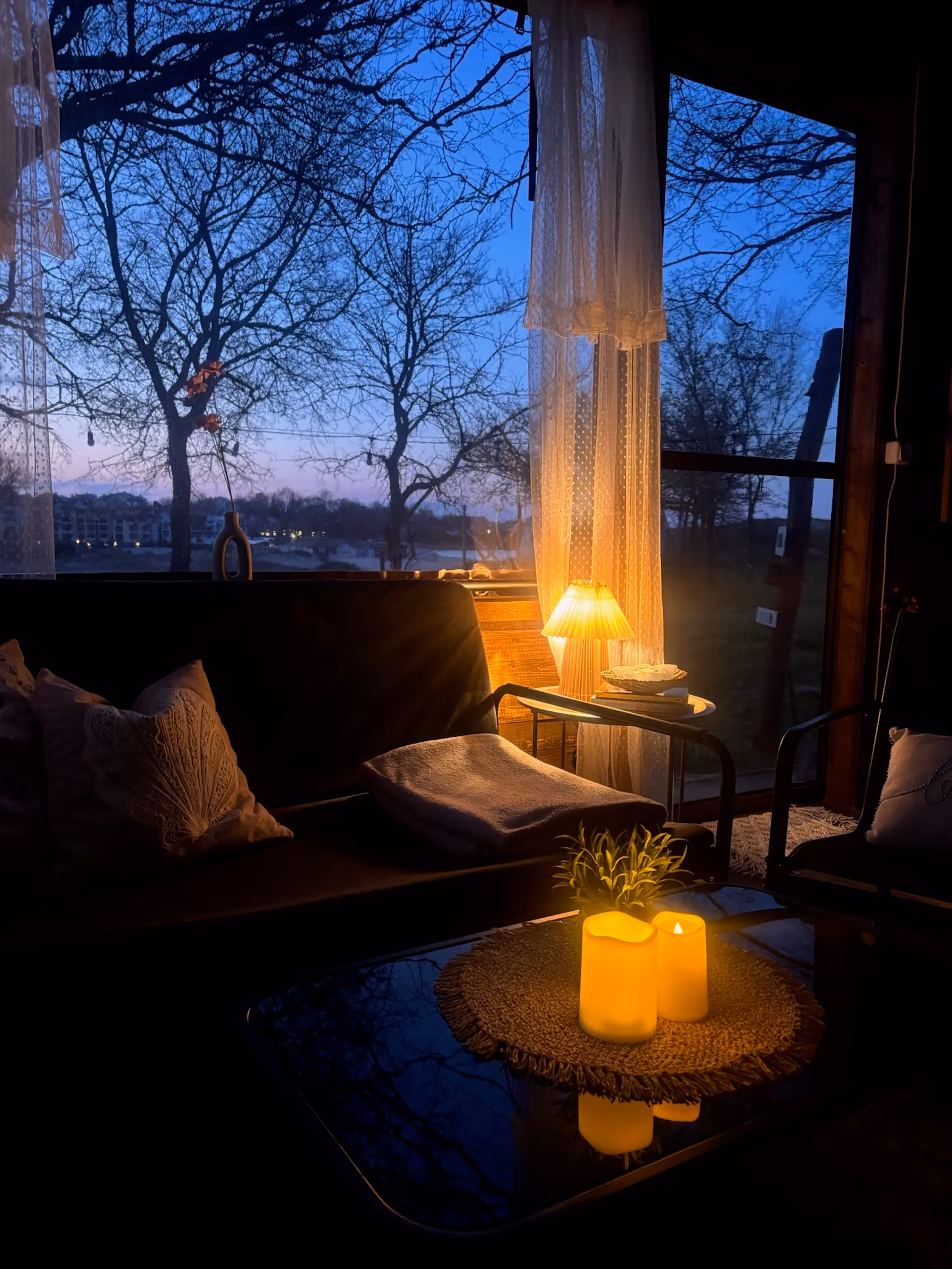 ELYSIUM II на свещи — топла настолна лампа, прозорец на синия час